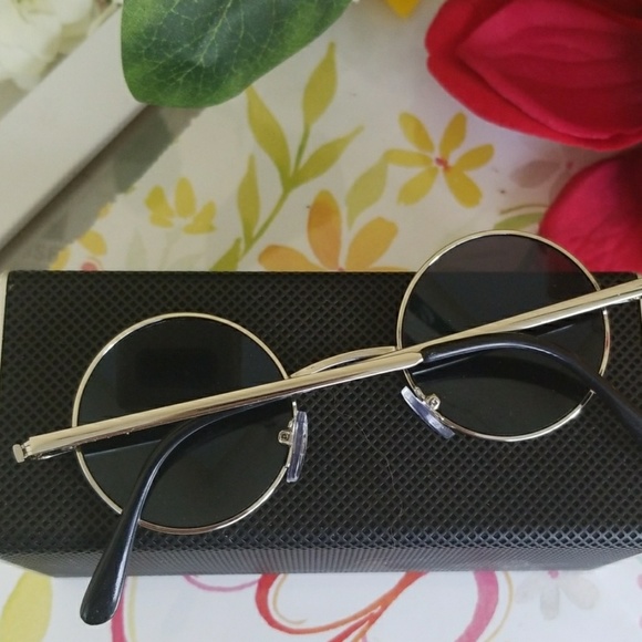 These classic round sunglasses are beautiful the l - Picture 3 of 5